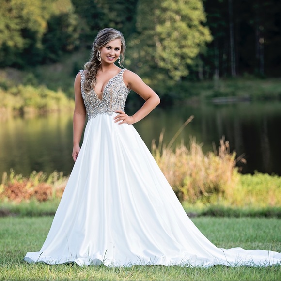 Mac Duggal size 2 white diamond dress long formal gown with trane gorgeous - Picture 3 of 3